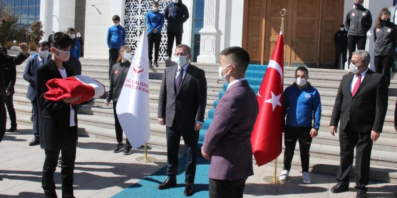 Yozgat’ta Bayrak teslim töreni düzenlendi