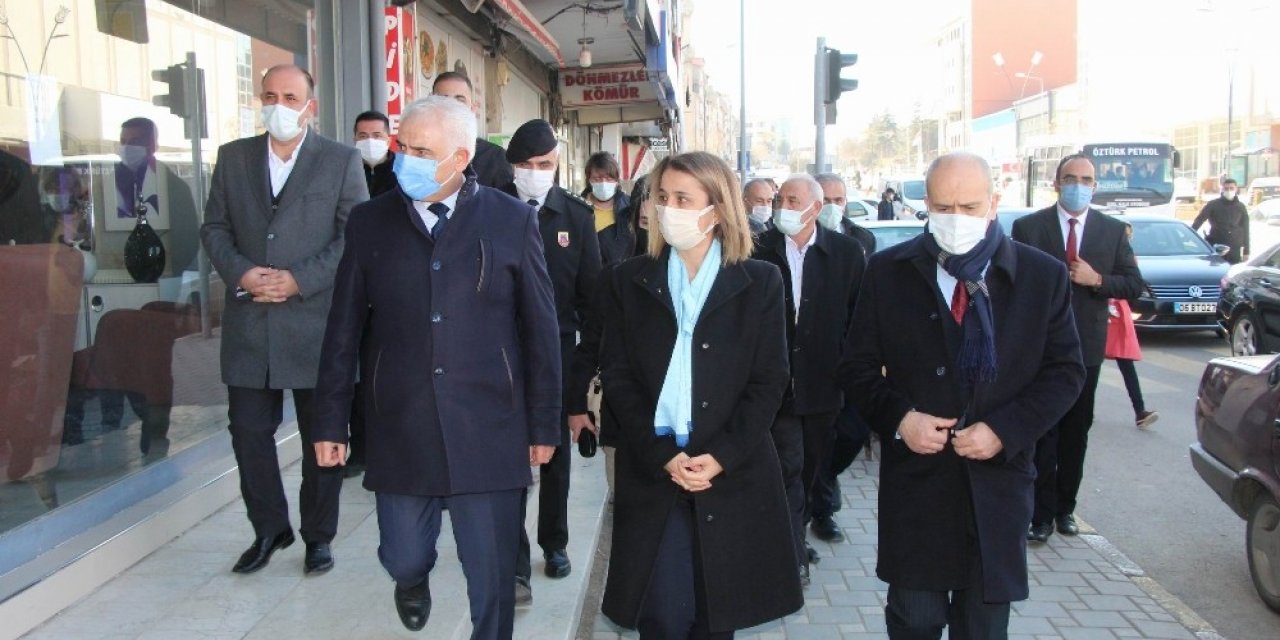 Nevşehir Valisi kendisi ile fotoğraf çekinmek isteyen çocuğun annesi ile görüntülü konuştu