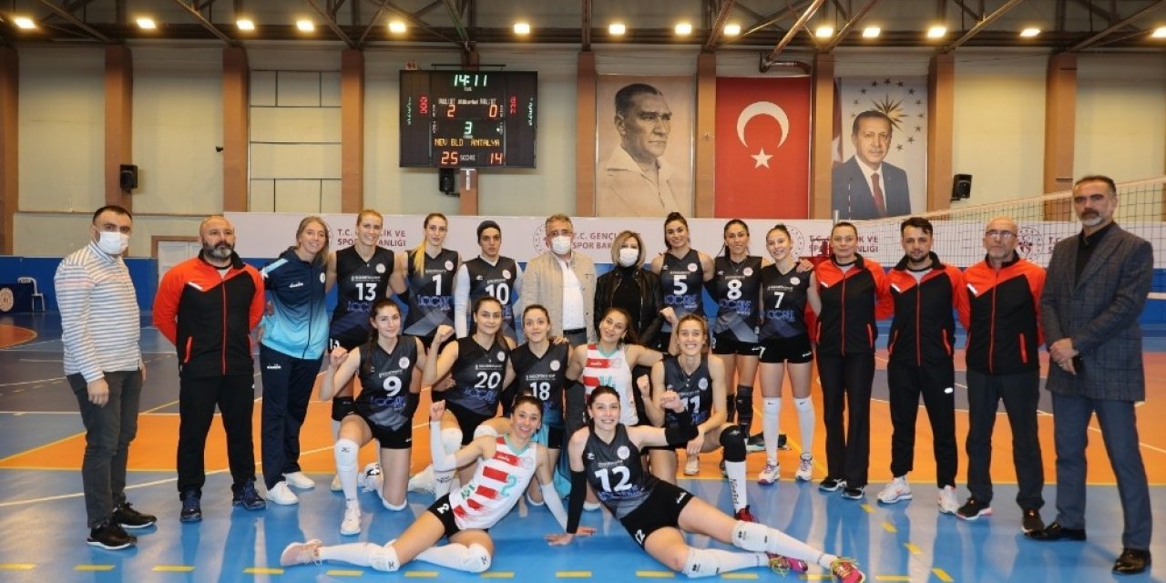 Nevşehir Belediyespor Kadın Voleybol takımı, Antalyaspor’u rahat geçti