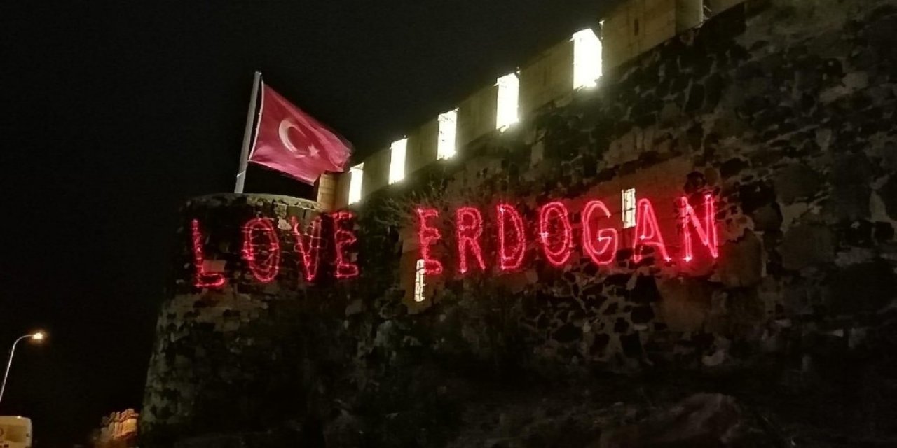 Nevşehir’de tarihi kalenin duvarlarına “Love Erdoğan” görseli yansıtıldı