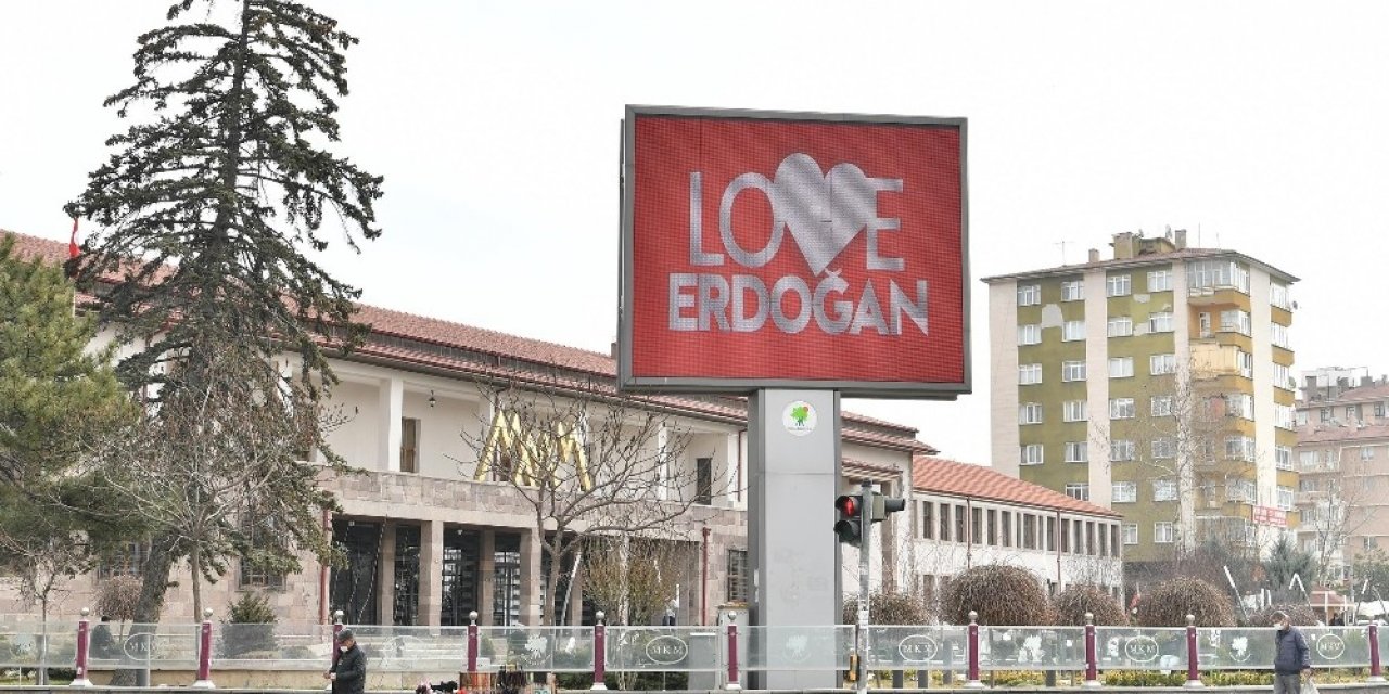 Mamak’ta "Love Erdoğan" görseli LED ekranlara yansıtıldı