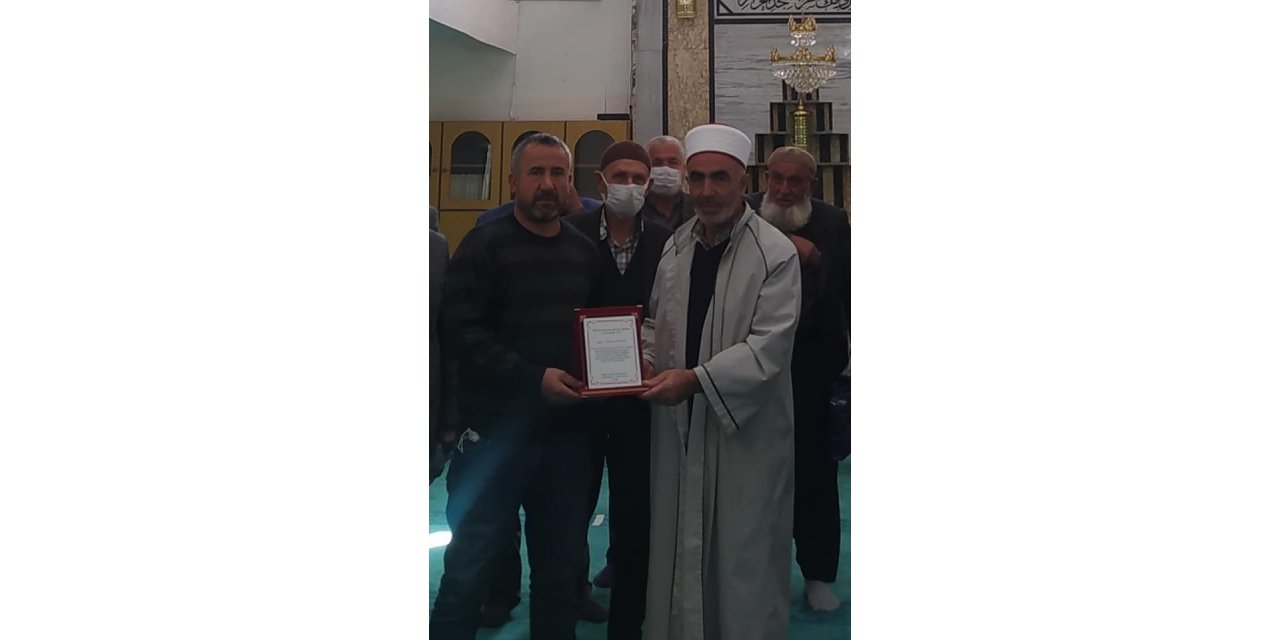 31 yıldır aynı mahallede görev yapan imama plaketli veda