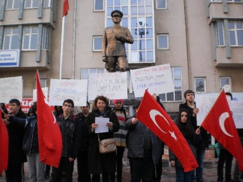 Akşehir Özgecan için yürüdü