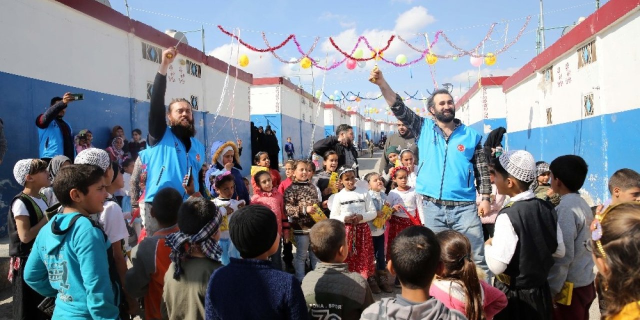 Dizi oyuncuları yetimlerin gönlünü fethetti