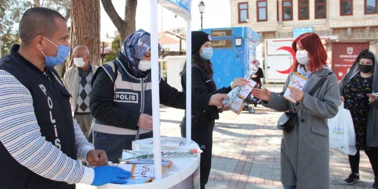 Karaman Emniyetinden kadınlara karanfil