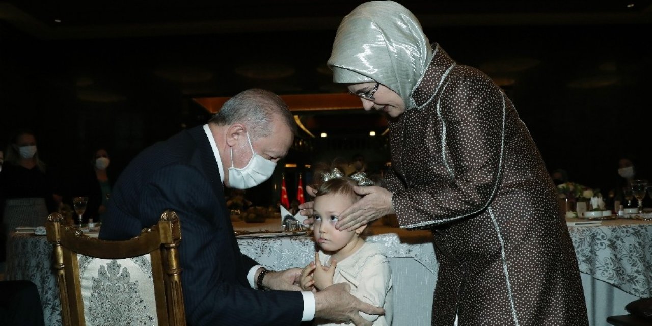 Cumhurbaşkanı Erdoğan ve eşi Emine Erdoğan sağlık ve sosyal hizmet çalışanı kadınlarla bir araya geldi