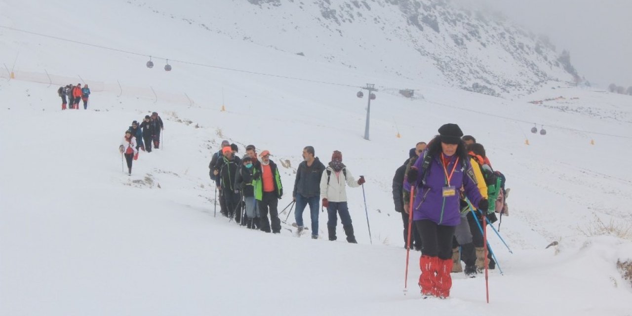 Doğa tutkunu dağcılar Kadınlar Günü’nde zirvede buluştu