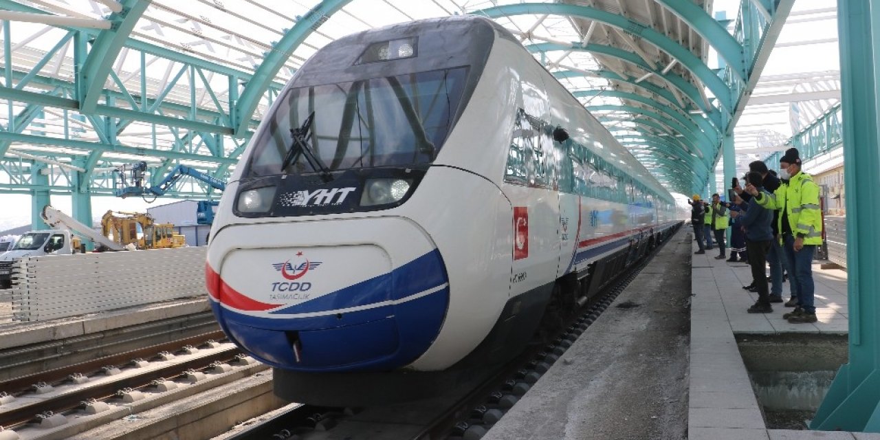 Yüksek Hızlı Tren ilk kez Sivas tren garında