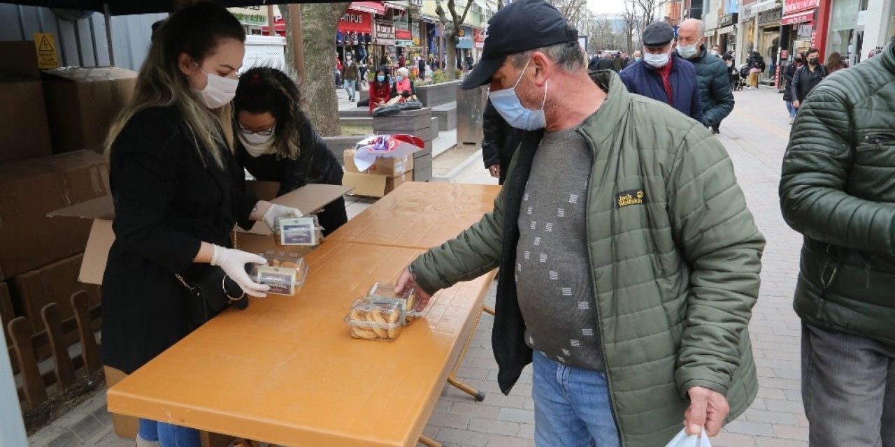 Odunpazarı Belediyesi kandil simidi dağıttı