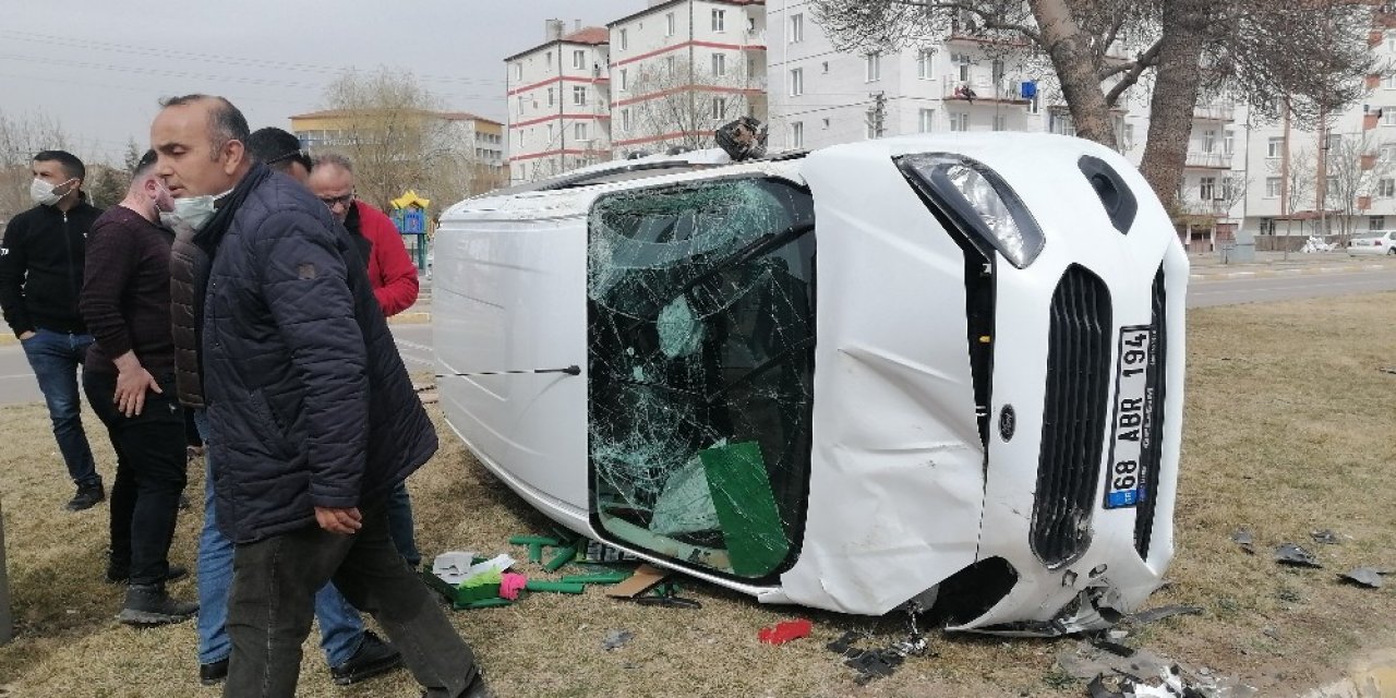 Aksaray’da otomobil ile hafif ticari araç çarpıştı: 3 yaralı