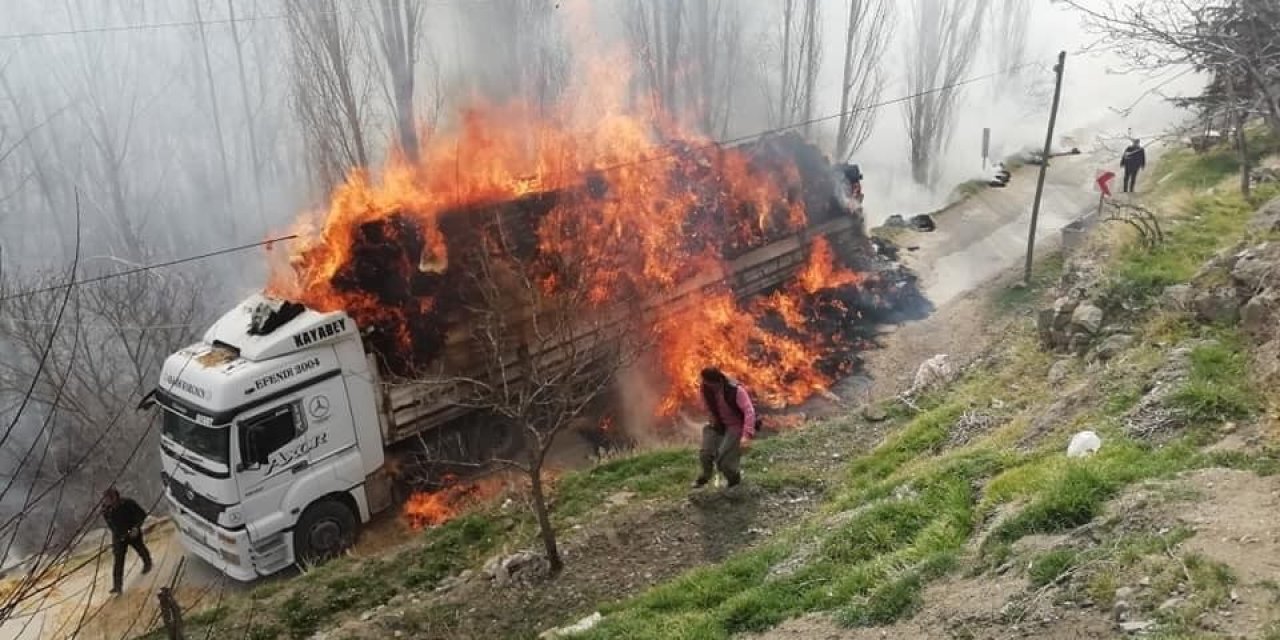 Saman balyası yüklü tır alev alev yandı