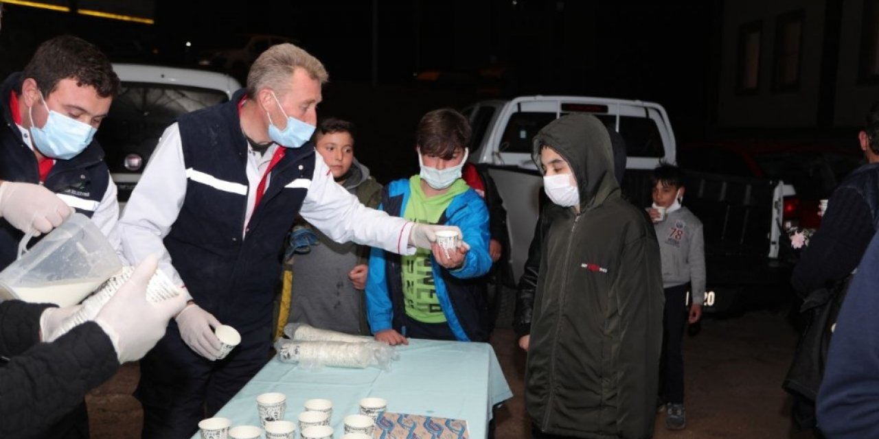 Nevşehir Belediyesi tarafından kandil gecesi vatandaşlara süt ikramı edildi