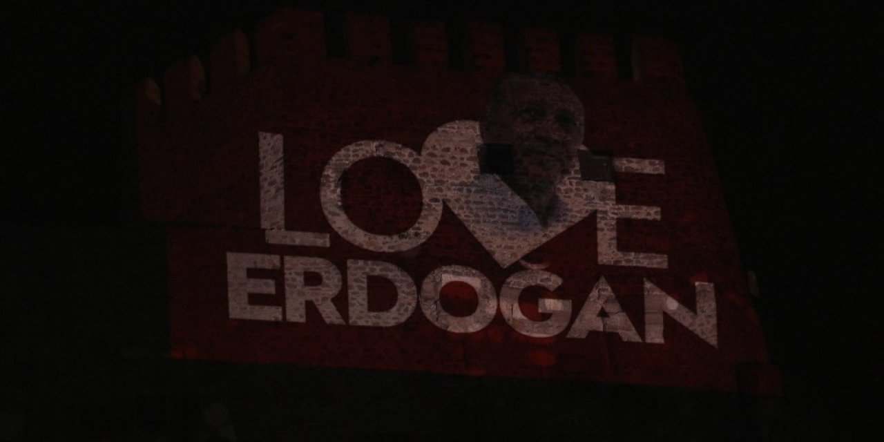 Ankara Kalesi’ne “ Love Erdoğan” görseli