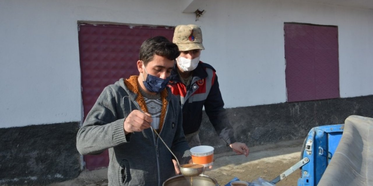 Kolluk kuvvetlerine her gün sıcak çorba ikram ediyor