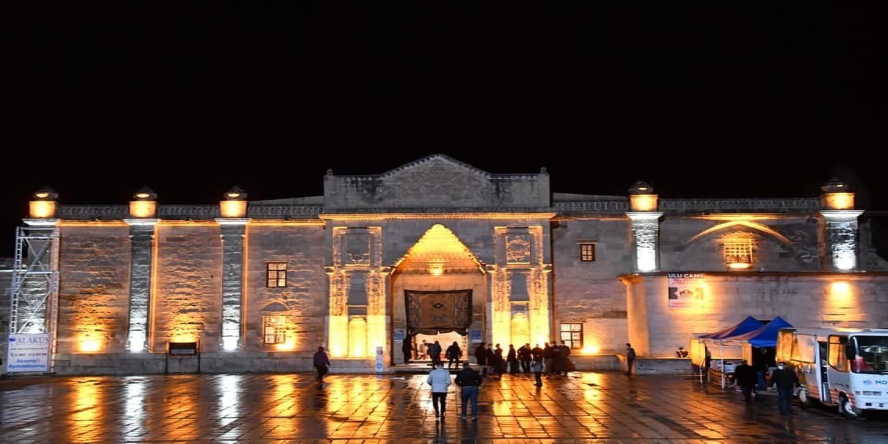 Tarihi Ulu Cami ışıklandırma çalışmaları ile ihtişamlı bir görünüm kazanıyor