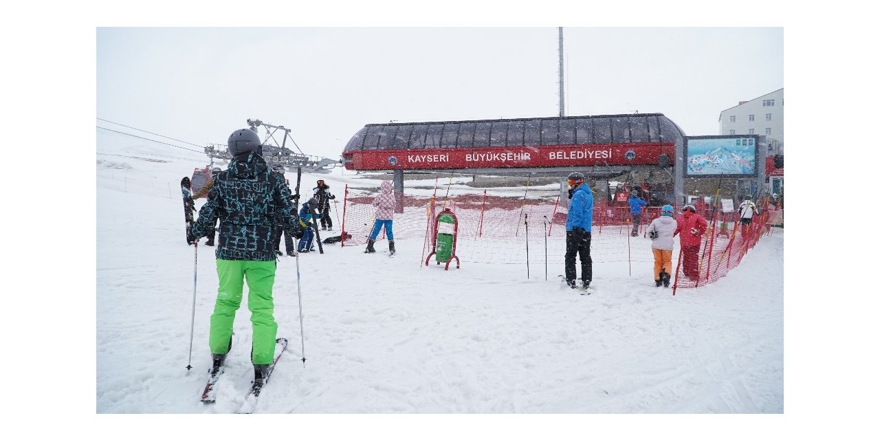 Erciyes Dağı’na mevsimin ilk karı yağdı