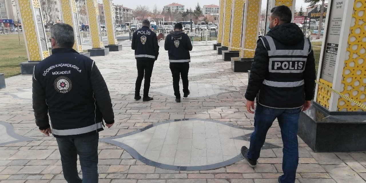 Park ve bahçeler şeritlerle kapatıldı, polisler aralıksız devriyede