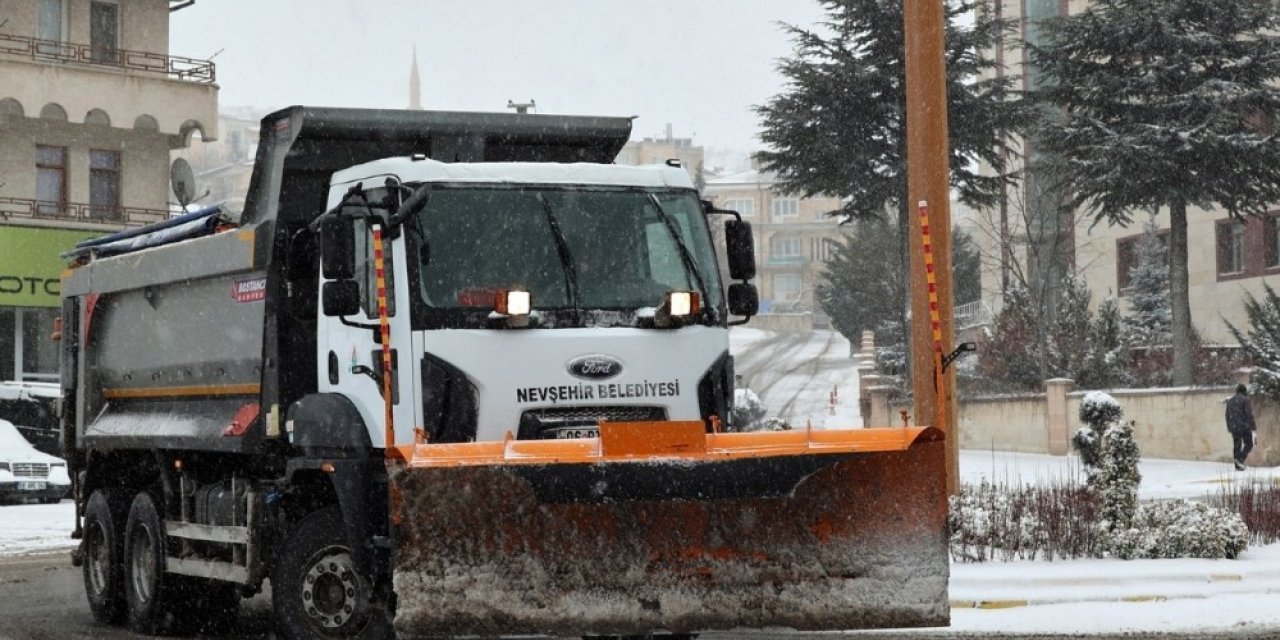 Yollarda buzlanma tehlikesine karşı tuzlama ve temizlik çalışması yapıldı