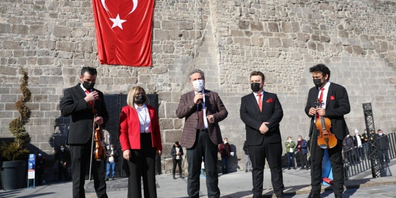 Melikgazi’de 100. yıl anısına İstiklal Ruhu Tarihi Kale’den yankılandı