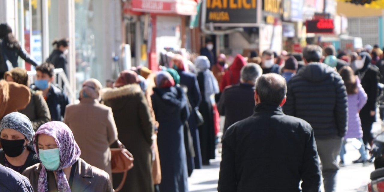 Virüse aldırmadan kuyruğa girdiler