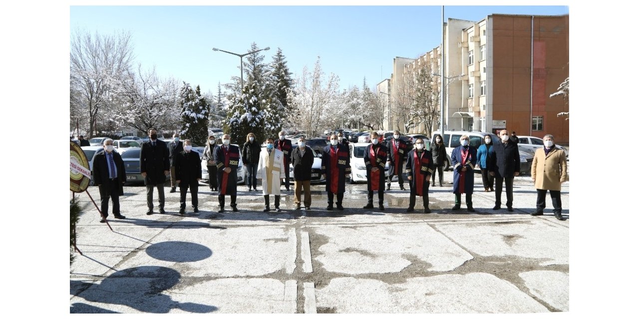 ERÜ’de 14 Mart Tıp Bayramı dolayısıyla Çelenk Sunma Töreni düzenlendi