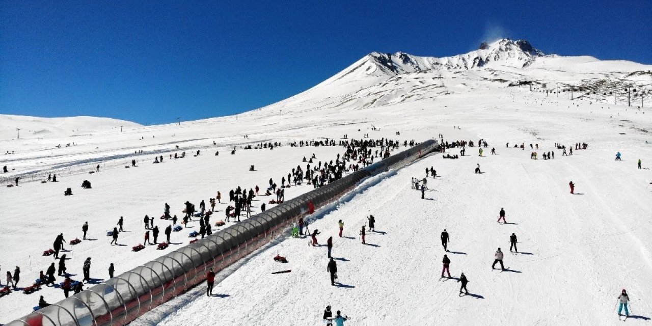 Kar yağdı tatilciler Erciyes’e akın etti