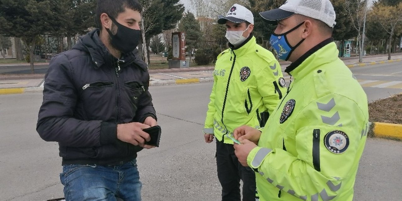 Ters şeride giren bisikletli: “Motorlu araç olmayınca ceza yemem bununla”