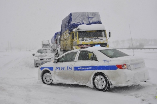 Seydişehir'de kar hayatı olumsuz etkiliyor