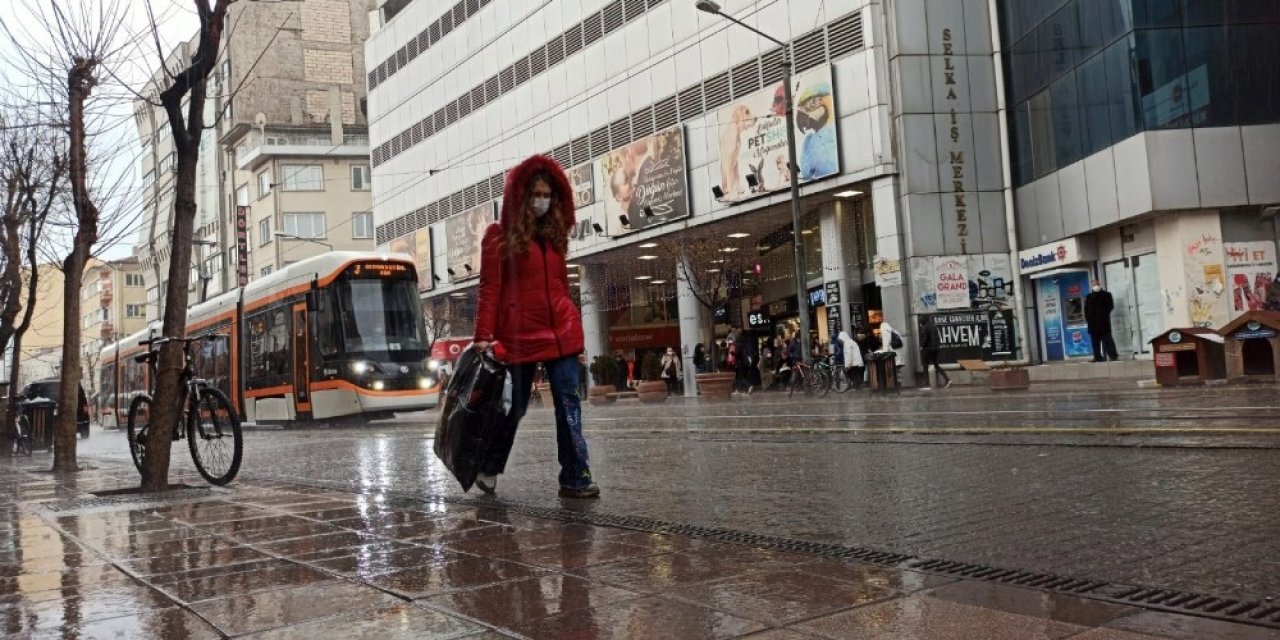 Meteorolojinin uyarılarını dikkate almayan vatandaşlar soluğu saçak altılarında aldı