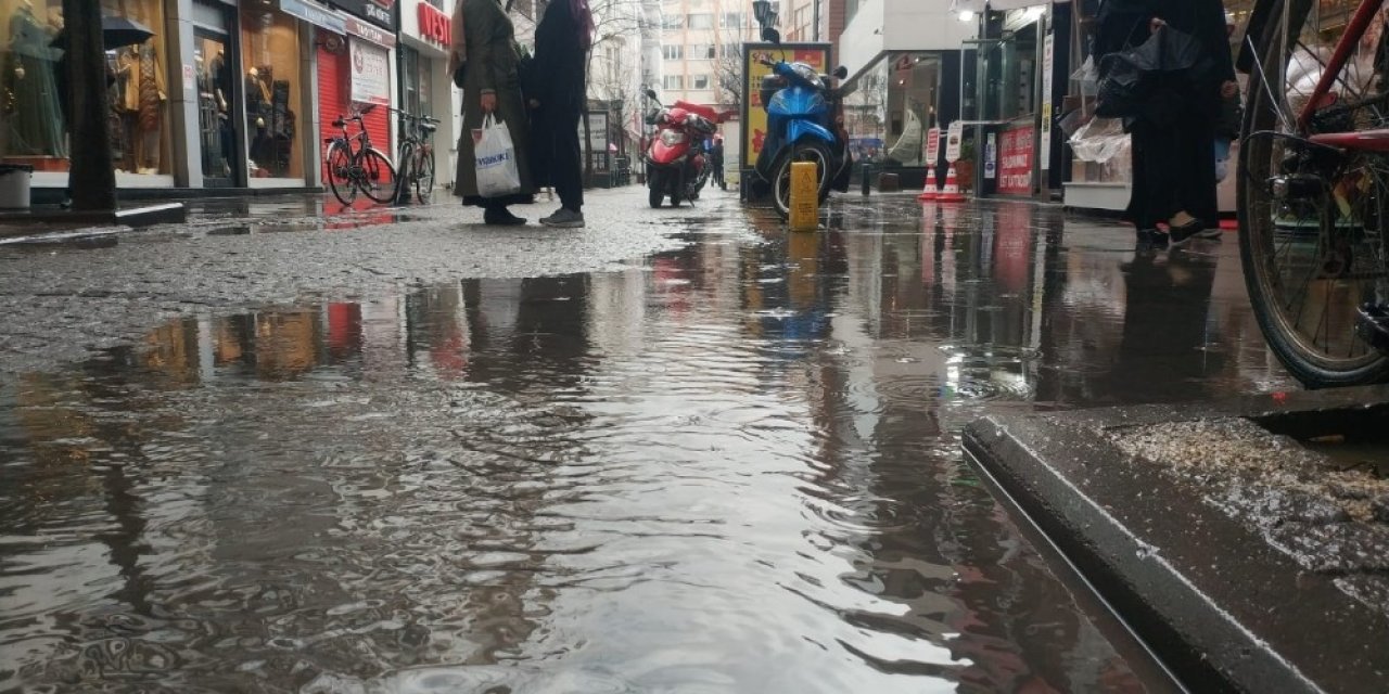 Eskişehir’de aniden bastıran yağmur sokakları gölete çevirdi