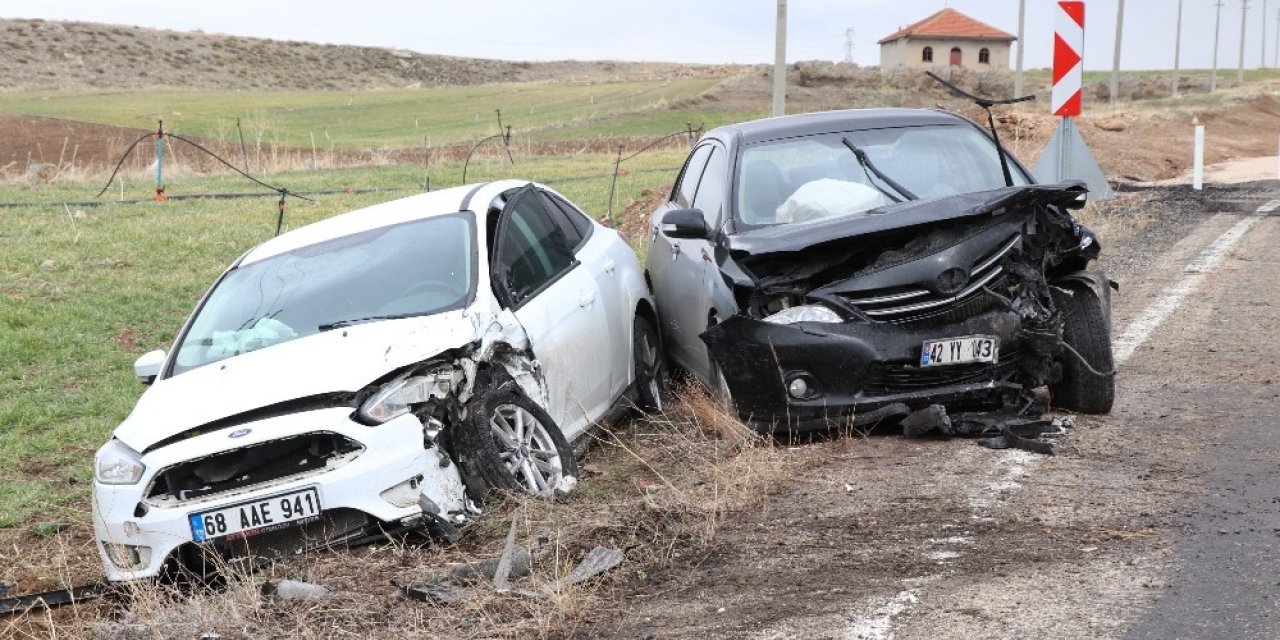 Aksaray’da iki otomobil çarpıştı: 1’i bebek 5 yaralı