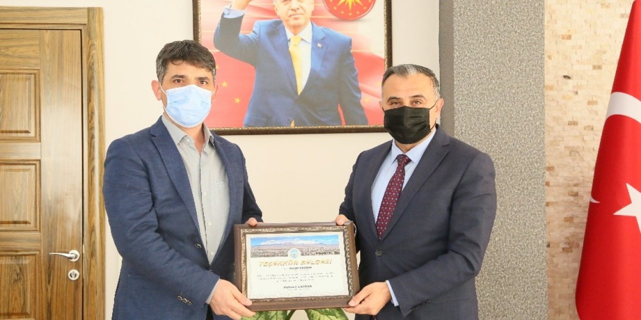 Başkan Cabbar’dan İl Tarım Ve Orman Müdürlüğü’ne atanan Kürşat Kaliber’e teşekkür plaketi