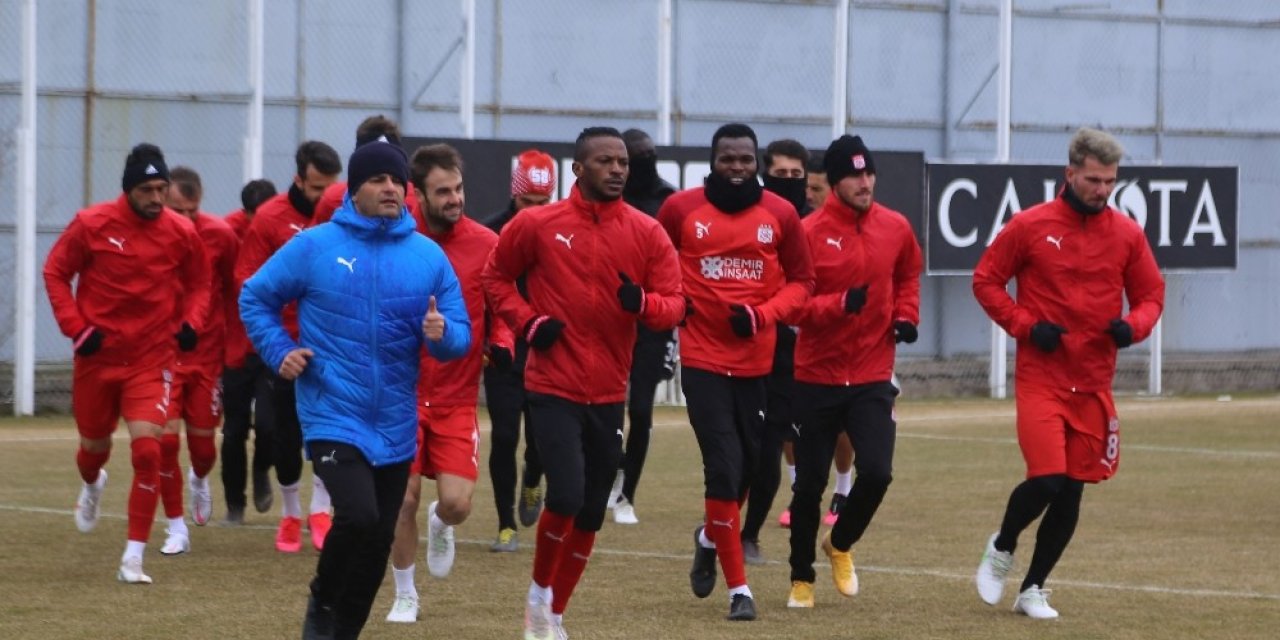 Sivasspor sağanak yağmur altında çalıştı