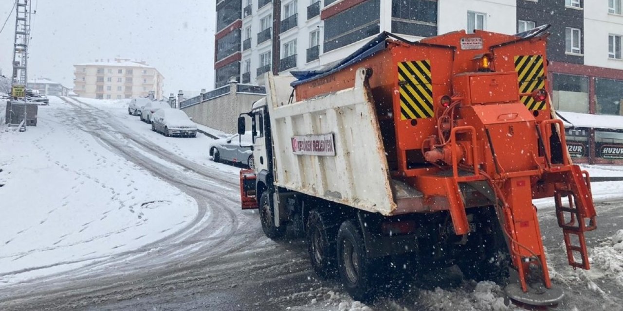 Keçiören’in yüksek noktalarında yoğun kar mesaisi