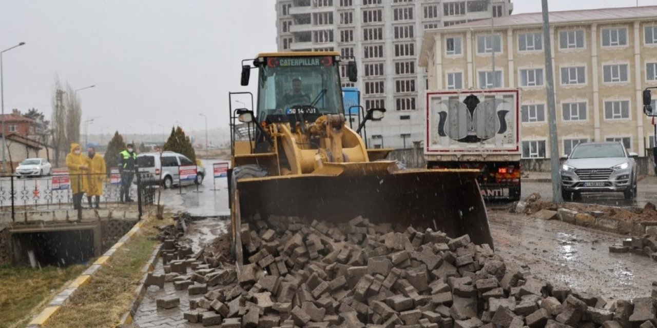 80.yıl bulvarında altyapı ve sıcak asfalt için çalışmalar başladı