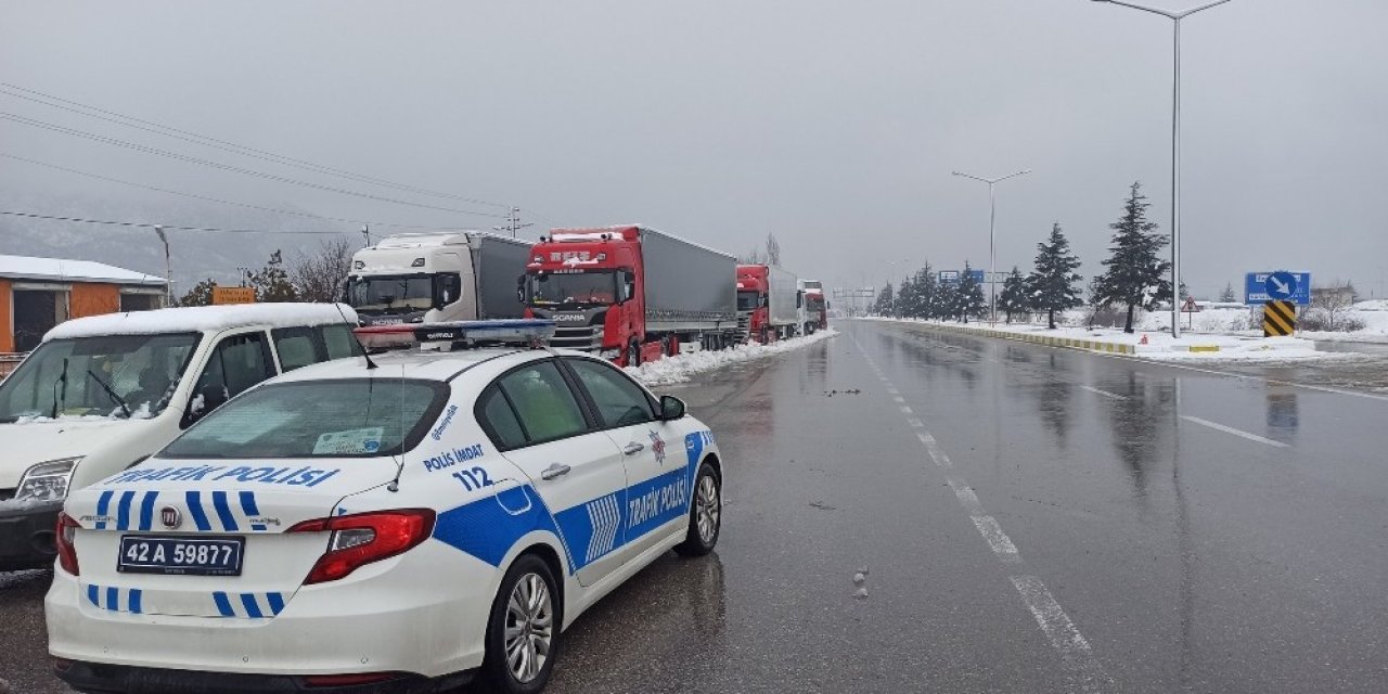 Kar yağışı Konya Antalya karayolunda etkili oldu