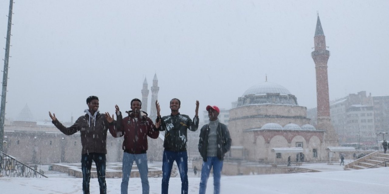 Afrikalı öğrenciler Mart ayında lapa lapa yağan  karın tadını çıkarttılar