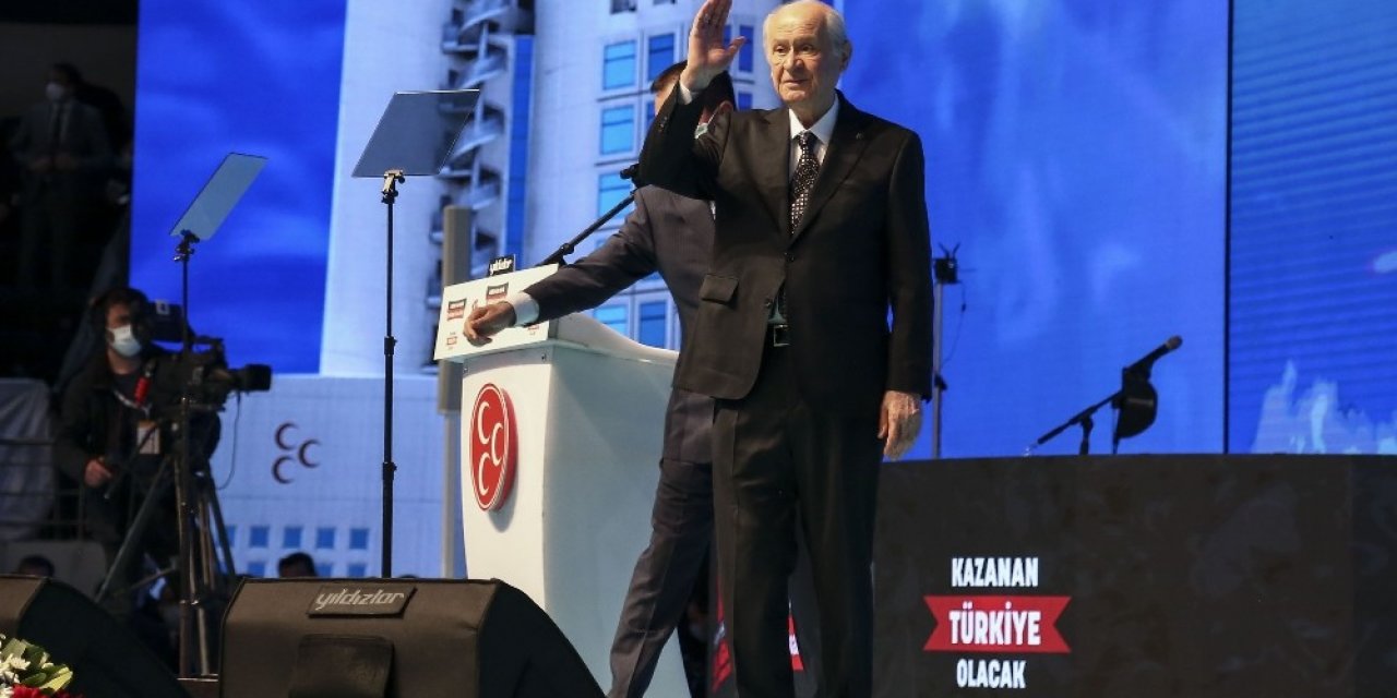 Devlet Bahçeli tek aday olarak girdiği 13. Olağan Büyük Kurultayda bin 277 oy alarak yeniden genel başkan seçildi.