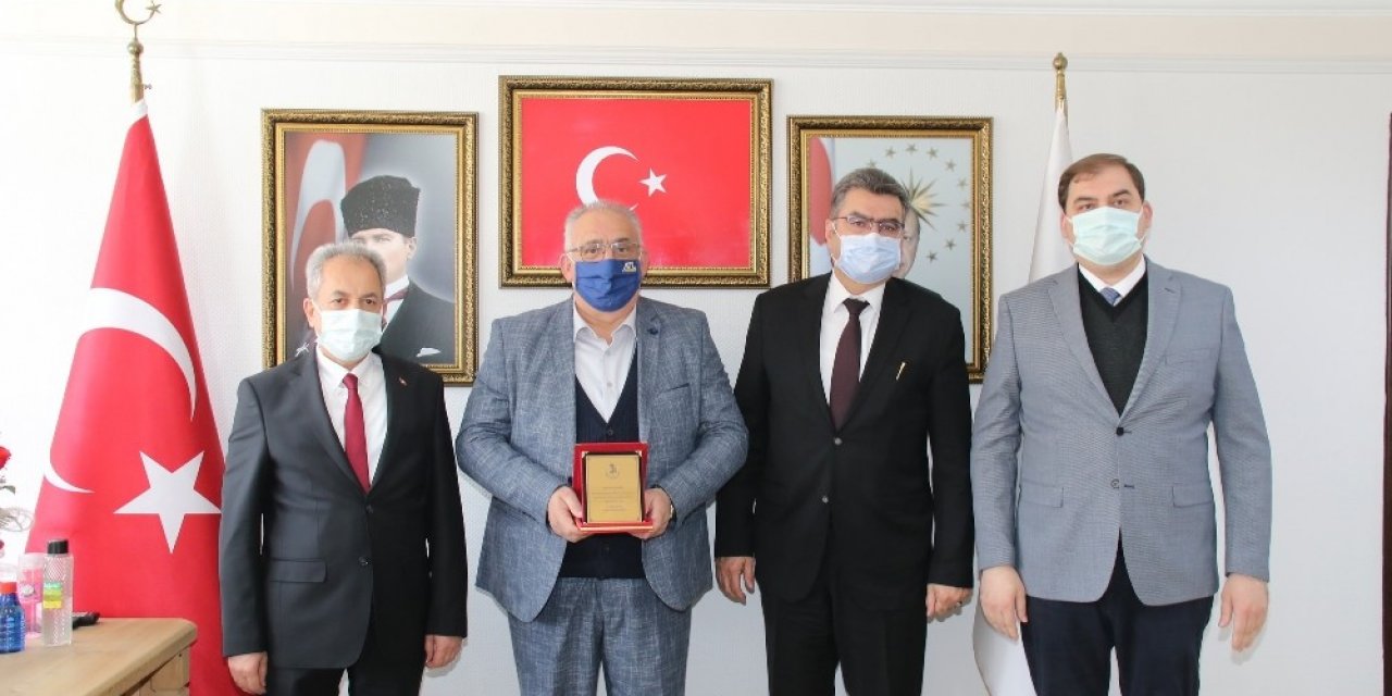 Başkan Akkaya’dan yurt dışındaki hayırseverlere plaket