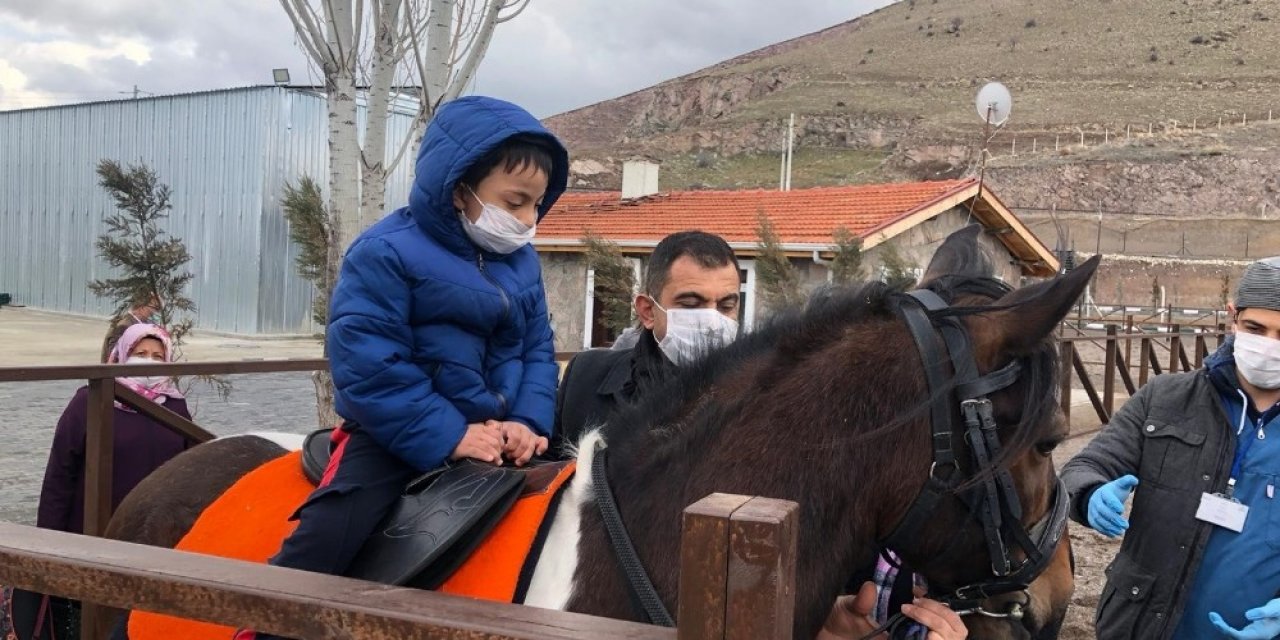 Özel çocuklardan hayvan bakımevine ziyaret