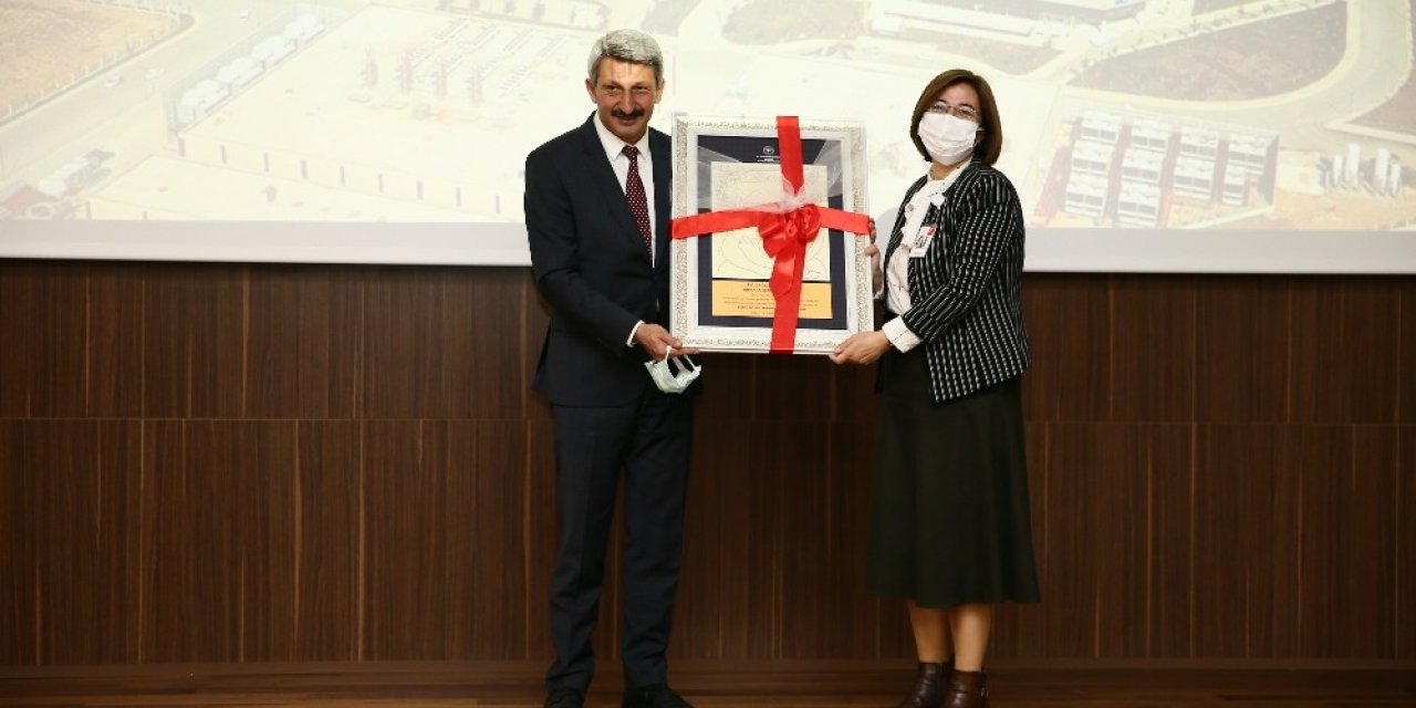 Ankara Şehir Hastanesi başarılı uygulamaları vesilesiyle 2 plaketle ödüllendirildi