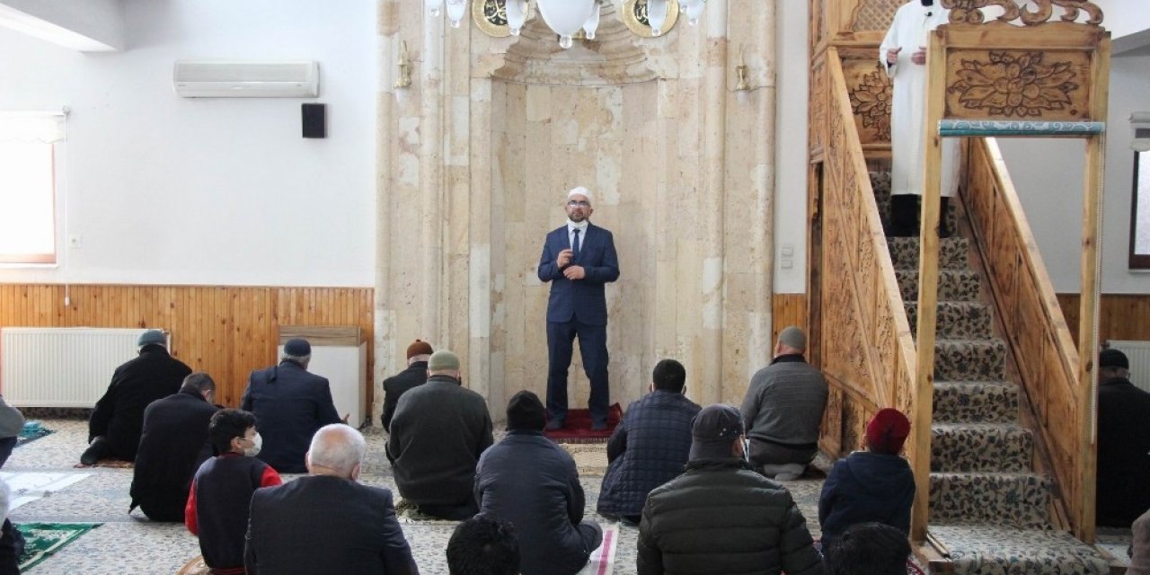 Bu camide cuma hutbesi işaret dili ile okunuyor