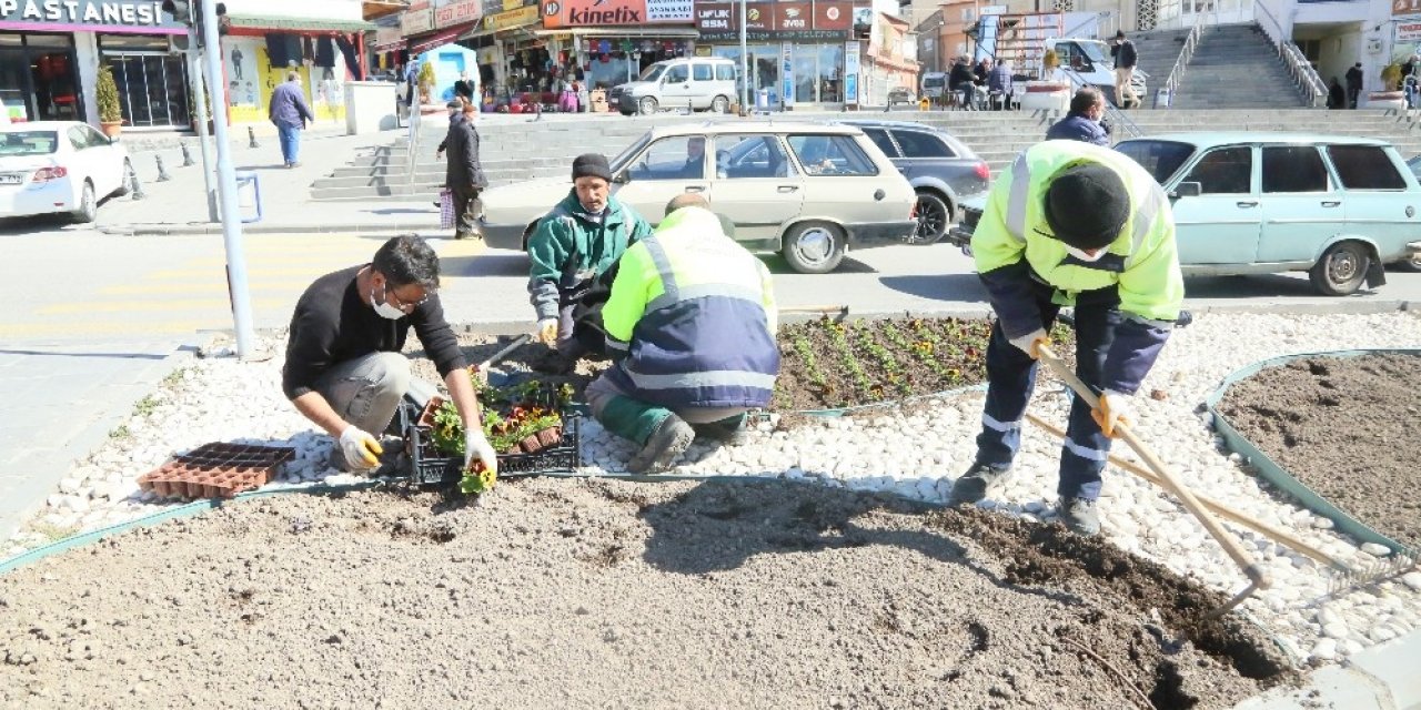 Develi’de bahar mevsimi için peyzaj çalışmaları başladı