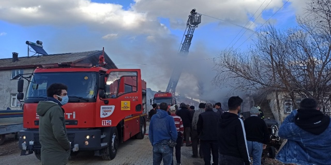 Çatıda çıkan yangın eve sıçramadan söndürüldü