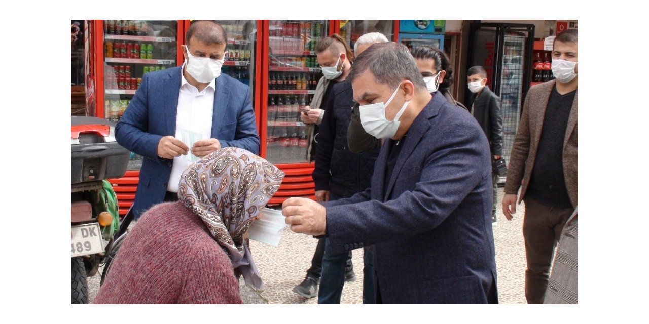 Maskesiz dışarı çıkan kadına Vali kendi elleriyle maske taktı