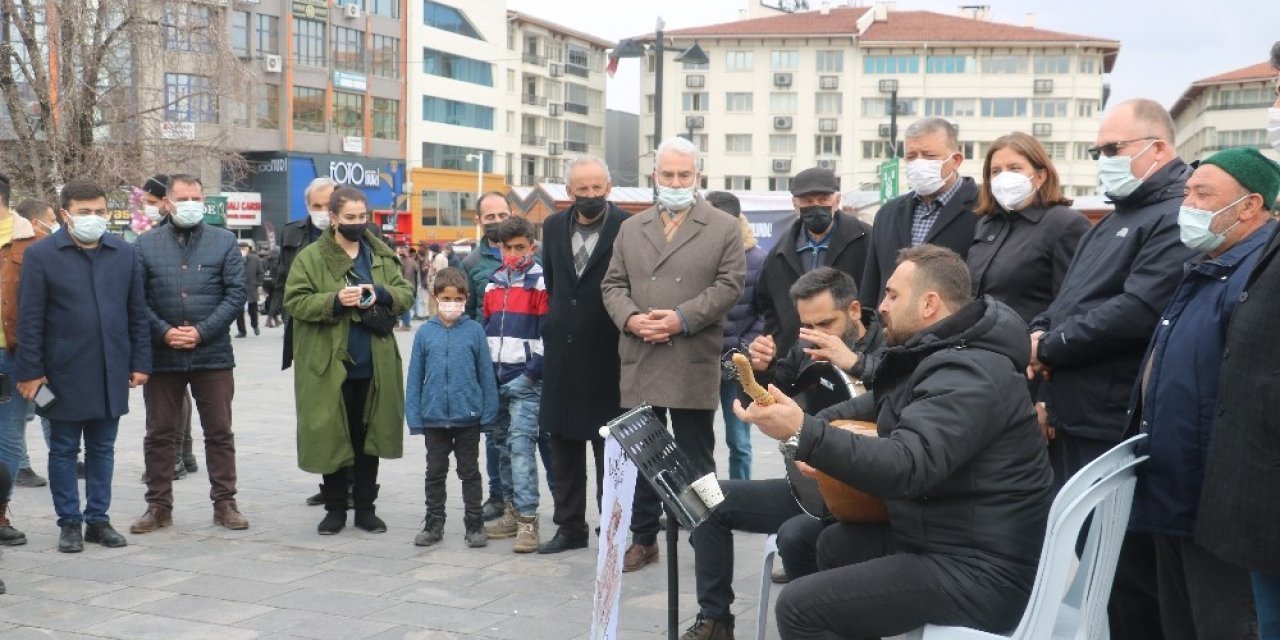 Dünyaca ünlü halk ozanı türküleriyle anıldı