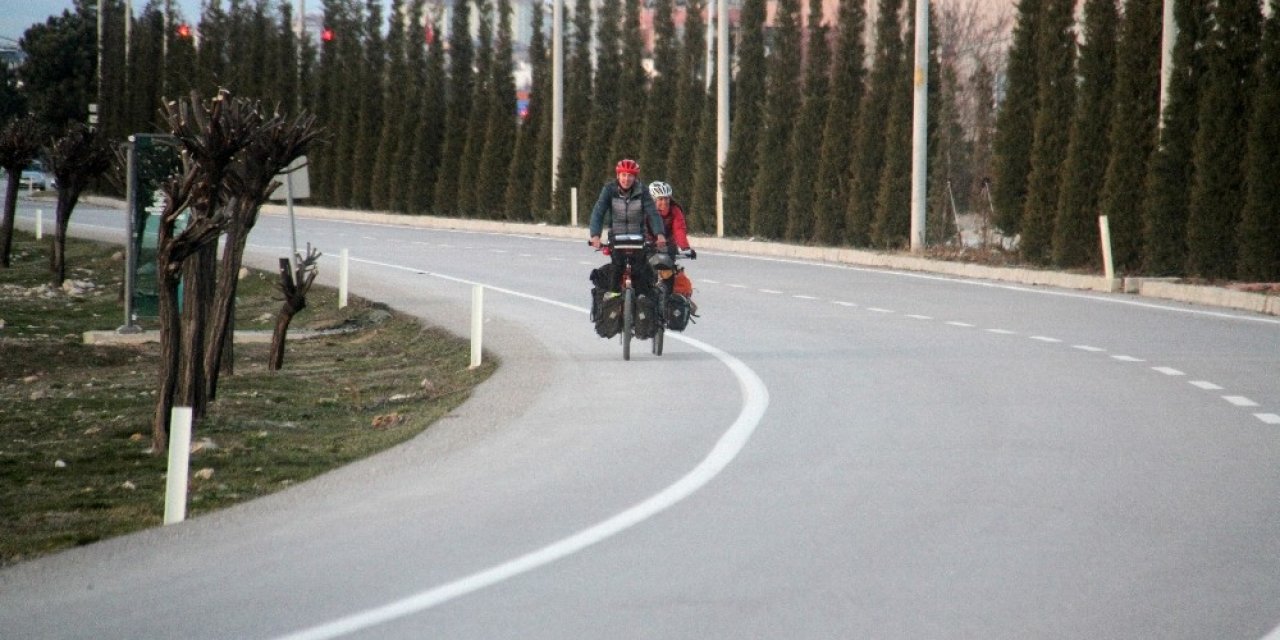 İngiltere’den dünya turuna çıkan bisiklet tutkunu çift, pedal çevirerek ülke ülke geziyor