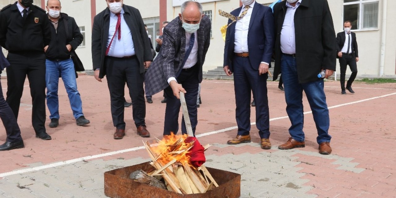 Başkan Öztürk Nevruzu kutladı, halka fidan dağıttı