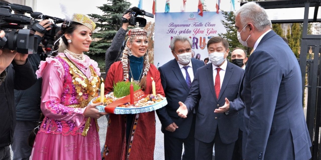 Kültür ve Turizm Bakanı Ersoy Nevruz ateşinden atladı