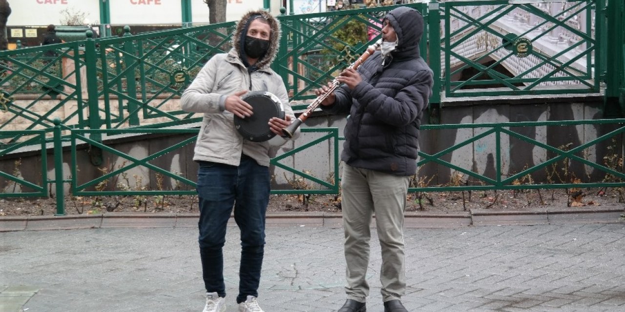 Yağışlı hava sokak sanatçılarını durduramadı